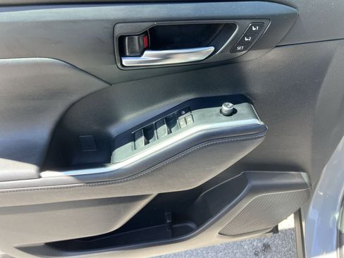 Used 2023 Toyota Highlander Bronze Edition FWD image 15