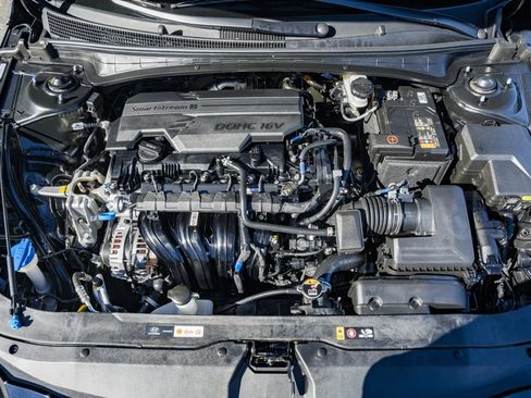 Certified 2025 Hyundai Elantra Sport image 15