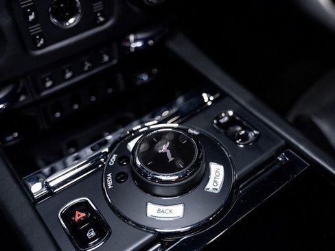 Used 2019 Rolls-Royce Dawn RWD image 25