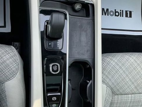 Used 2022 Volvo XC60 B5 Momentum image 10