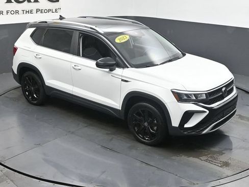 Used 2023 Volkswagen Taos SE w/ Panoramic Sunroof Package FWD image 49