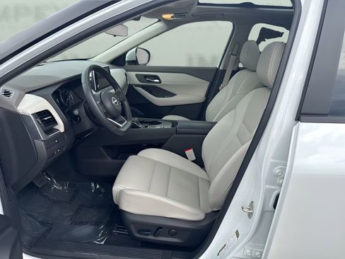 Used 2024 Nissan Rogue SV w/ SV Premium Package FWD image 9