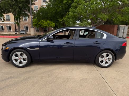 Used 2018 Jaguar XE RWD image 4