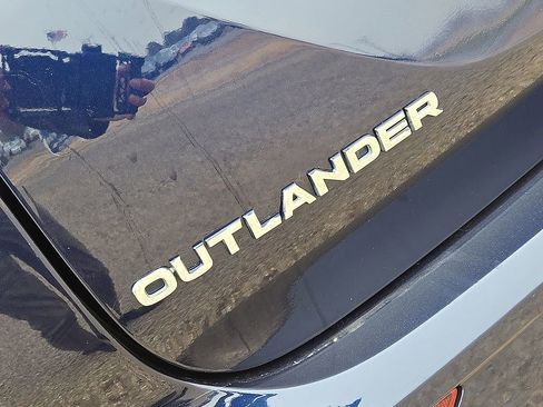 Used 2024 Mitsubishi Outlander SE image 11