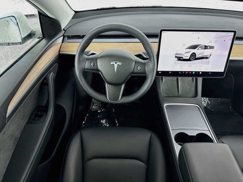 Used 2025 Tesla Model Y Long Range RWD image 19