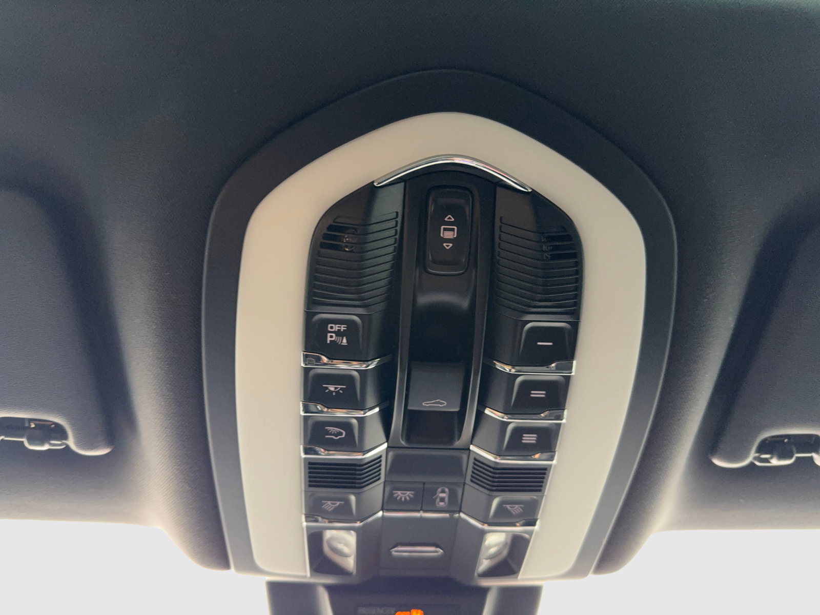 Used 2018 Porsche Macan Sport Edition AWD/4WD image 33