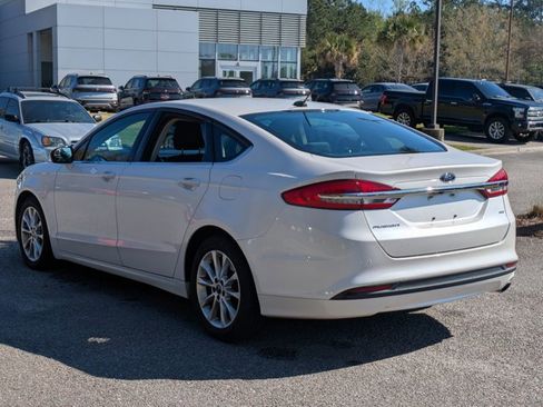 Used 2017 Ford Fusion SE w/ Fusion SE Winter Package image 8