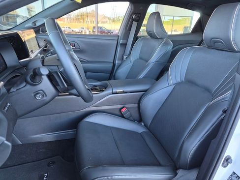 Used 2025 Toyota Crown Platinum w/ Carpet Mat Package (TMS) AWD/4WD image 9