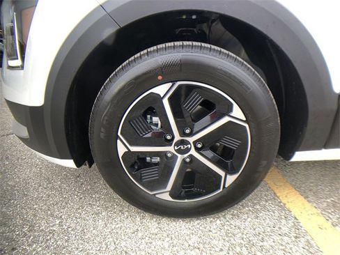 New 2025 Kia Niro EX image 10