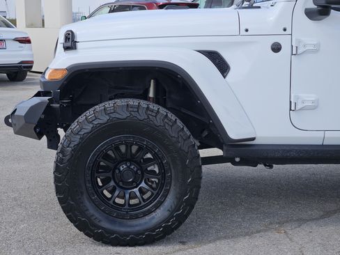 Used 2025 Jeep Gladiator Sport AWD/4WD image 9