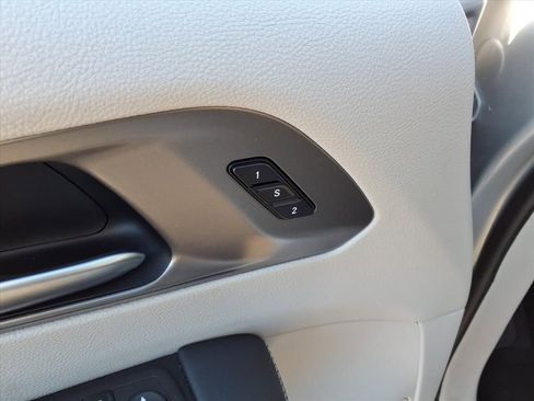 Certified 2023 Chrysler Pacifica Touring-L image 7