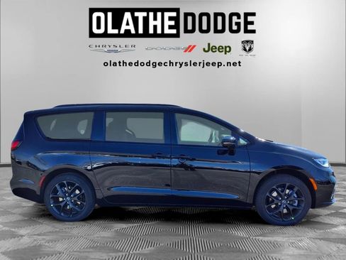 New 2026 Chrysler Pacifica Select AWD/4WD image 31