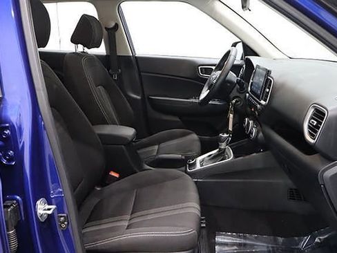 Used 2022 Hyundai Venue SEL image 16