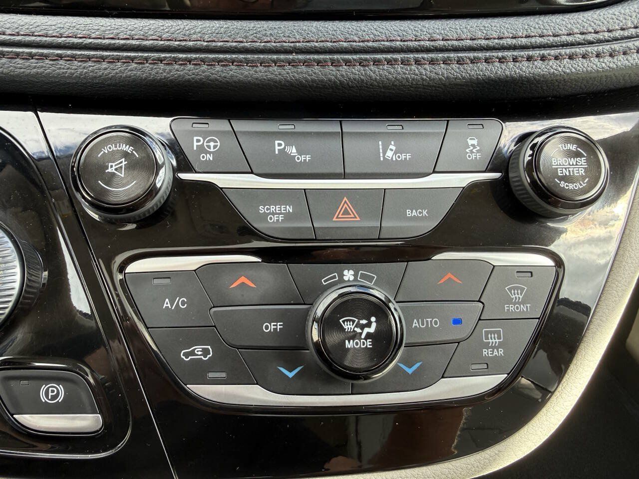 Used 2017 Chrysler Pacifica Limited w/ UConnect Theater Package FWD image 24