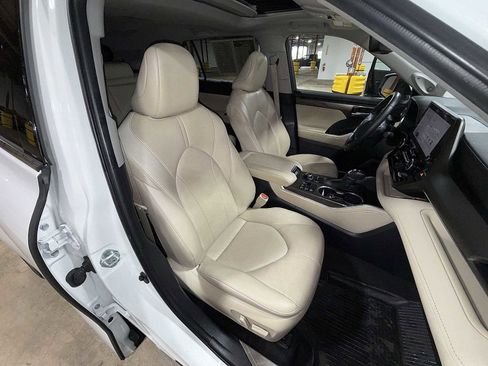Used 2023 Toyota Highlander Limited AWD/4WD image 15