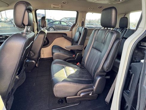 Used 2014 Chrysler Town & Country Touring-L image 7