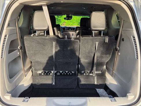 Used 2023 Chrysler Pacifica Touring-L FWD image 16