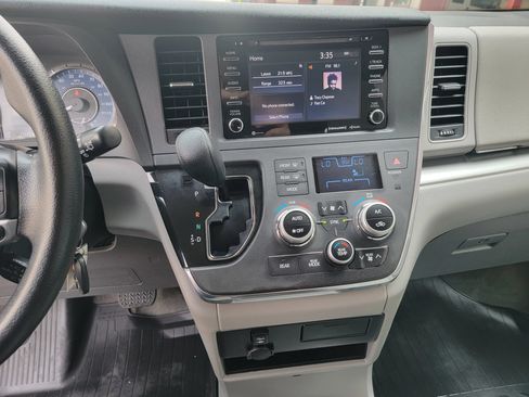 Used 2018 Toyota Sienna LE w/ Carpet Mat Package FWD image 19