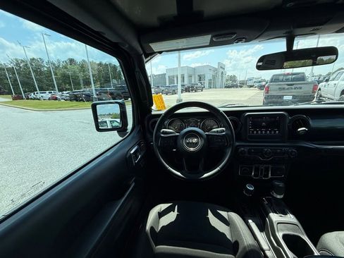 Used 2022 Jeep Gladiator Sport AWD/4WD image 13