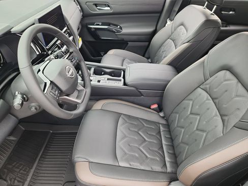 New 2026 Nissan Pathfinder Platinum FWD image 9