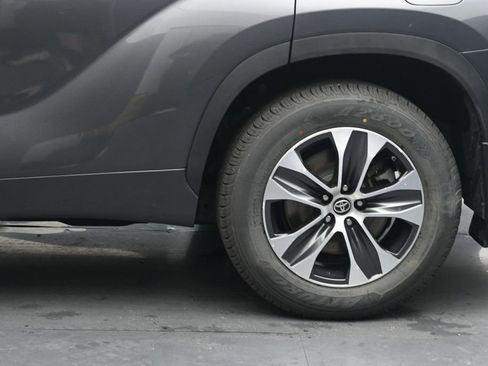 Used 2021 Toyota Highlander XLE AWD/4WD image 13