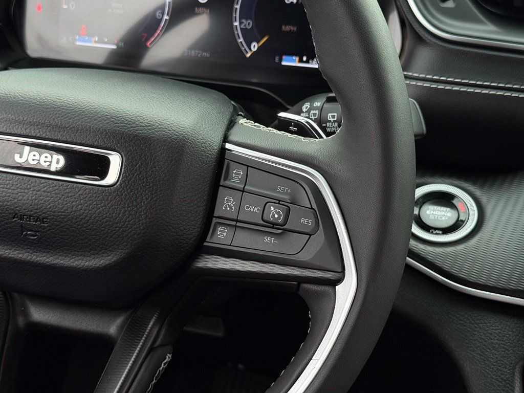 Used 2025 Jeep Grand Cherokee Altitude AWD/4WD image 9