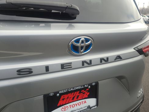 Used 2021 Toyota Sienna XLE AWD/4WD image 30