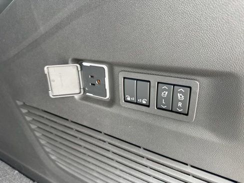 New 2025 Chevrolet Suburban Premier image 15