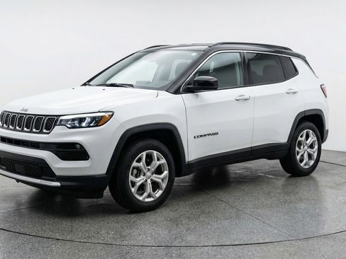 Used 2025 Jeep Compass Latitude AWD/4WD image 3