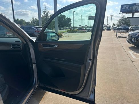 Used 2025 Volkswagen Atlas SE AWD/4WD image 25