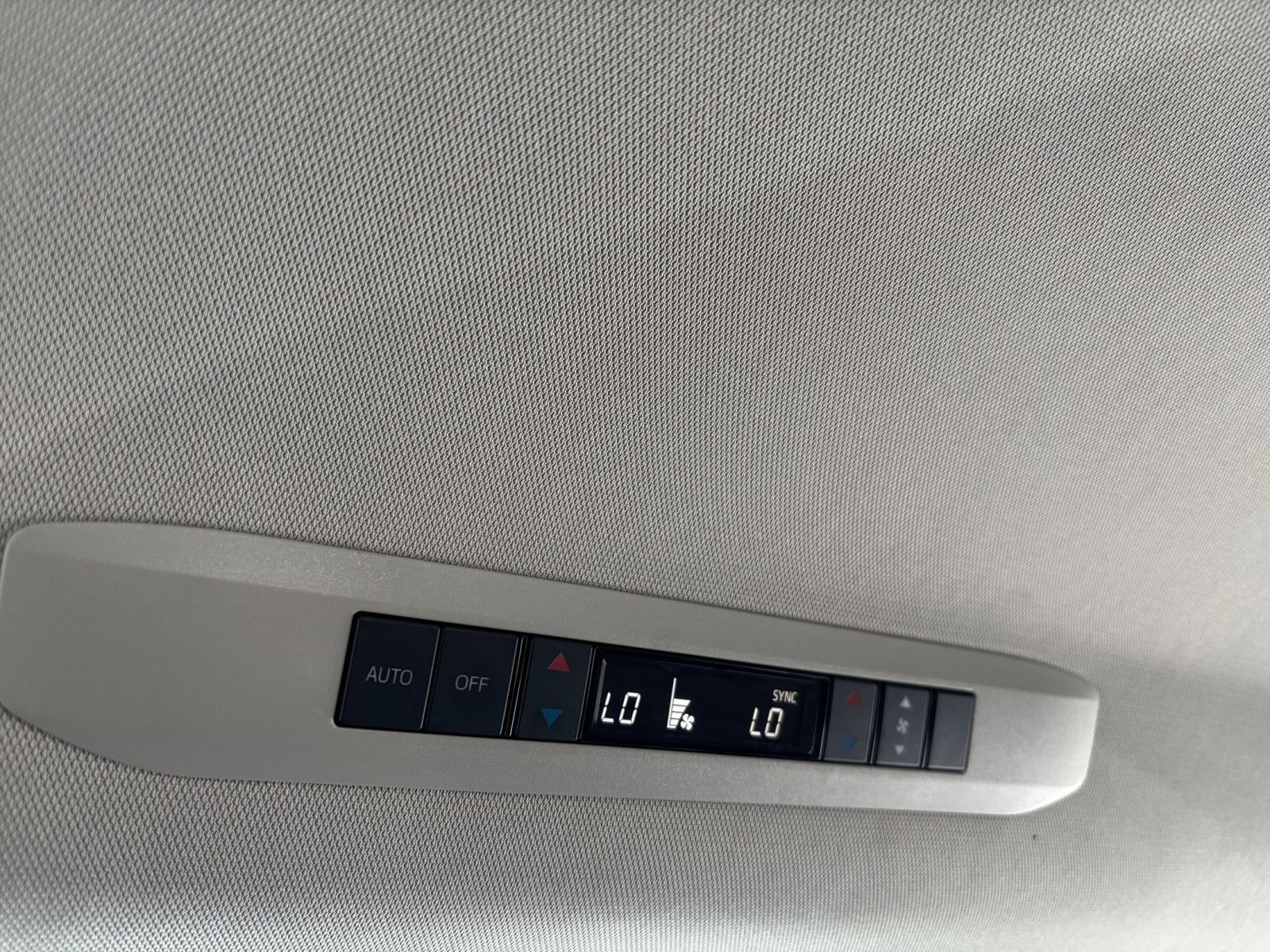 Used 2025 Toyota Sienna XLE FWD image 24