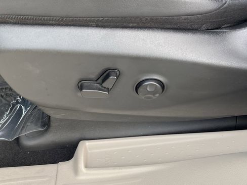 Used 2024 Chrysler Pacifica Select image 17