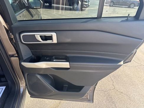 Used 2021 Ford Explorer XLT w/ Equipment Group 202A AWD/4WD image 16