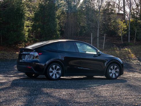 Used 2022 Tesla Model Y Long Range image 9