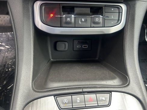 Used 2022 GMC Acadia SLT w/ LPO, Floor Liner Package AWD/4WD image 22