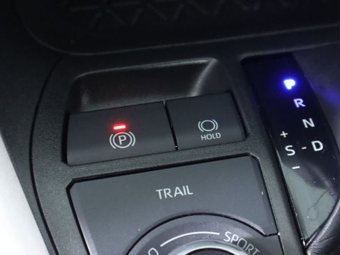 Used 2021 Toyota RAV4 LE AWD/4WD image 25