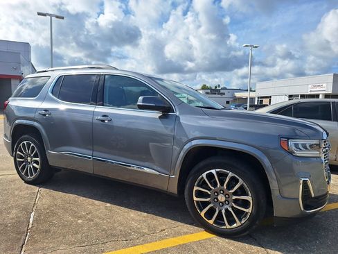 Used 2021 GMC Acadia Denali w/ Denali Technology Package FWD image 3
