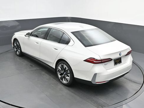 New 2027 BMW 530i RWD image 36