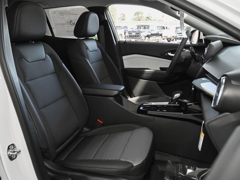 Used 2026 Chevrolet Trax LT w/ Sunroof Package FWD image 34