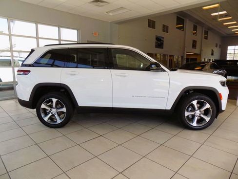 New 2026 Jeep Grand Cherokee Limited w/ Luxury Tech Group II RWD image 9