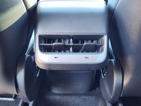 Used 2022 Tesla Model Y Long Range image 30