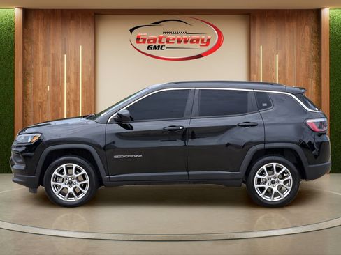 Used 2025 Jeep Compass Latitude AWD/4WD image 8