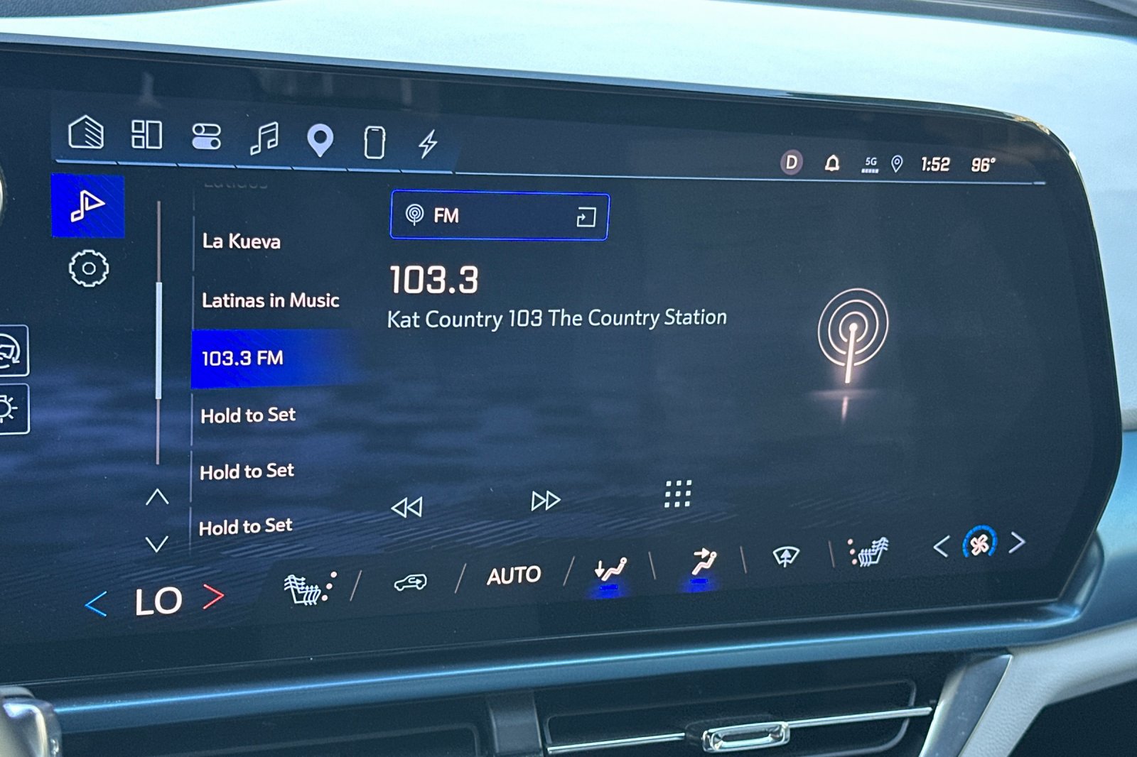 Used 2024 Chevrolet Equinox EV LT w/ LPO, Illumination Package FWD image 18