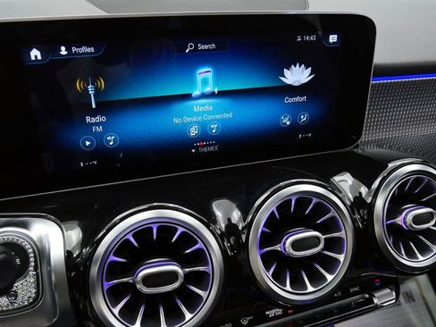 Used 2021 Mercedes-Benz GLB 250 4MATIC image 31