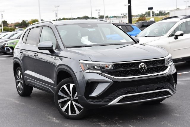 Used 2023 Volkswagen Taos SE FWD image 2