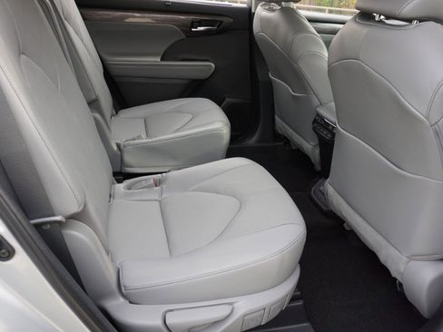 Used 2023 Toyota Highlander Platinum image 31