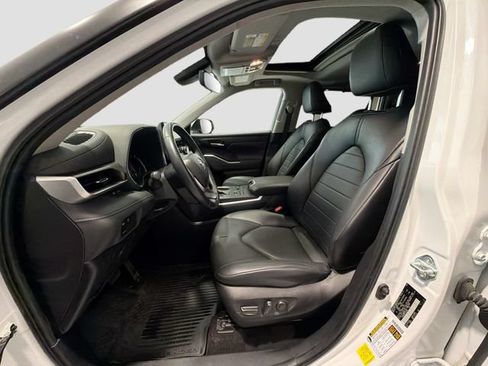 Used 2023 Toyota Highlander XLE AWD/4WD image 17