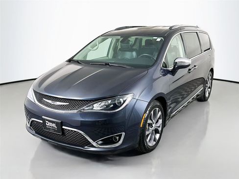 Used 2019 Chrysler Pacifica Limited image 3