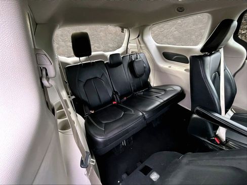 Used 2023 Chrysler Pacifica Touring-L image 26
