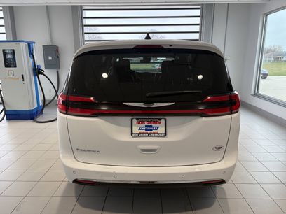 Used 2024 Chrysler Pacifica Touring-L